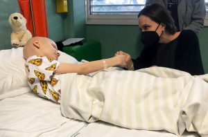 Angelina Jolie visita a los niños ucranianos ingresados en un hospital romano