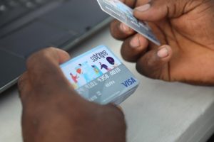 No han identificado empleados del Gobierno en fraude tarjeta Supérate