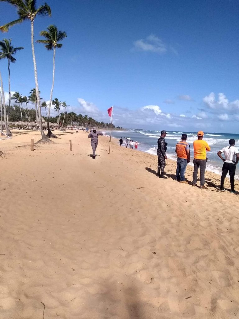 Buscan colombiano que fue arrastrado por fuertes olas en playa Macao