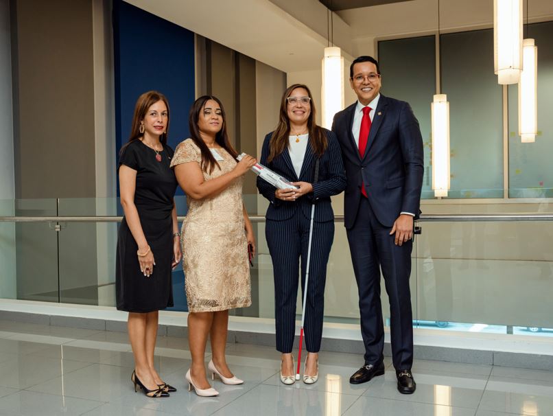 María Povedano, Ana García, Francina Hungría y Elías Dinzey, durante el acto de entrega de las herramientas.