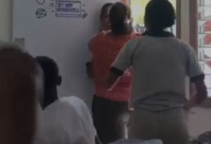 VIDEO: Maestra intenta ahorcar estudiante en escuela de Villa Jaragua