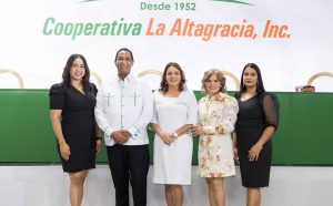 Yinette Torres, gerente general, presentó la dedicatoria del año, y Deyaniris Rodríguez, presidente del Consejo de Vigilancia Central, presentó el informe del proceso de supervisión, fiscalización y control  que dicho órgano realiza en Cooperativa La Altagracia