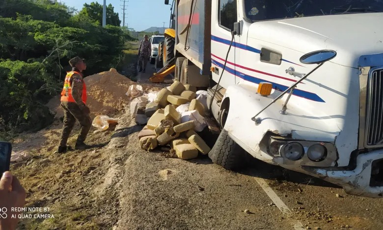 Ocupan 118 pacas de presunta marihuana en carretera de Montecristi