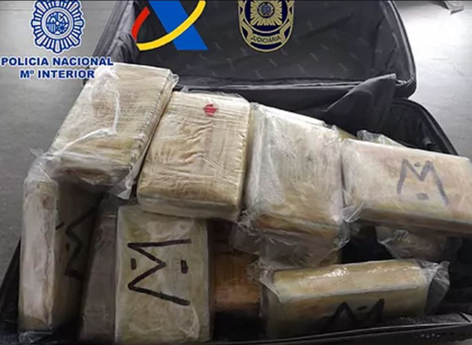 Este hombre era investigado por la Policía española desde 2019 como supuesto responsable de la introducción en España de cuarenta kilos de cocaína a través del aeropuerto de Madrid y fue detenido cuando iba a tomar un vuelo desde Lisboa.
