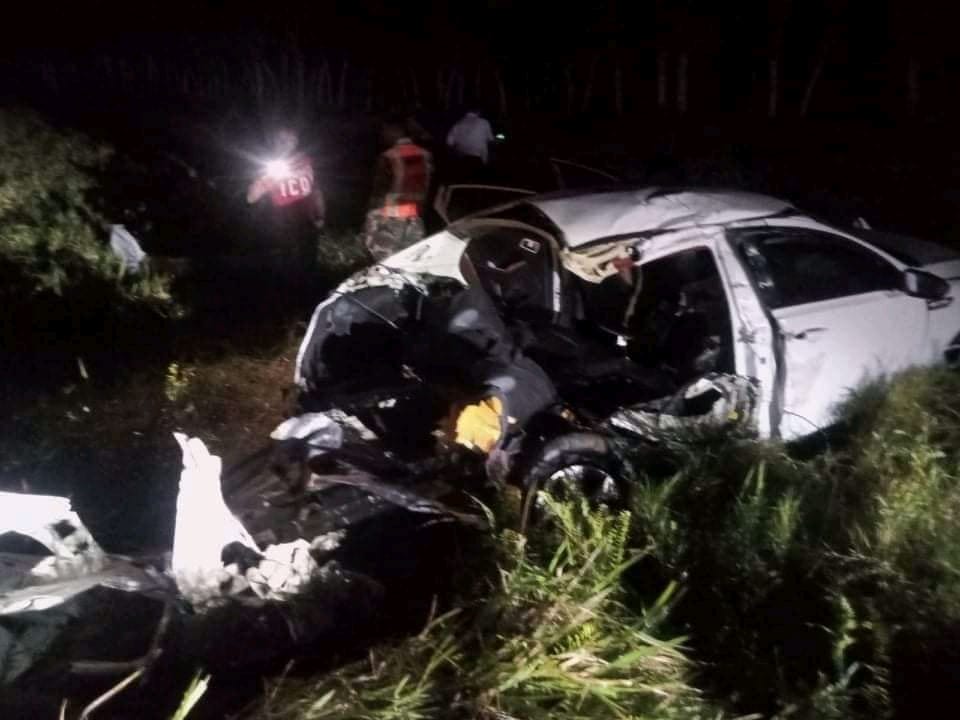 La guagua turística envuelta en el aparatoso accidente  pertenece a la empresa Transporte Ismael.