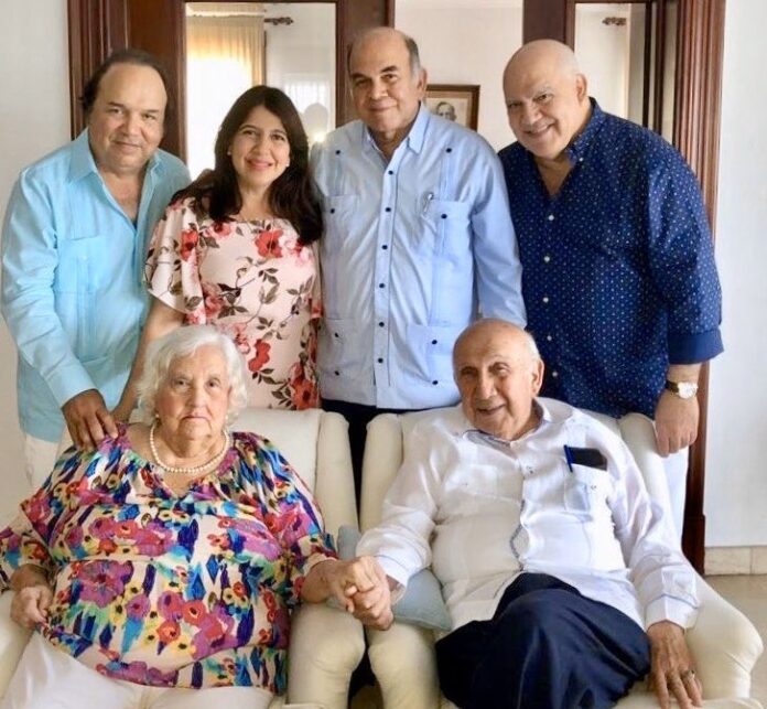 La esposa de Vincho Castillo estaba aquejada de salud. Le sobreviven sus hijos Vinicio, Juárez, Pelegrín y Sogelita Castillo Semán.