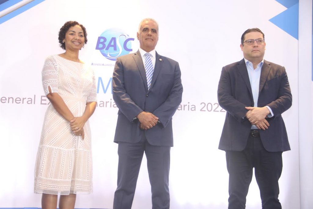 Los presidentes saliente y entrante de BASC Dominicana, July de la Cruz y Armando Rivas, junto a Eduardo Sanz Lovatón, director general de Aduanas.