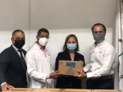 Ludwig García y Anubis Cáceres, ejecutivos de Laboratorios LAM, entregan el donativo para la Asociación Instituto Dominicano de Cardiología a Celeste Núñez y Pedro Corniel, subdirector médico y administradora.