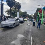 Con una caravana de vehículos del fabricante Tesla comenzó el espectáculo cultural de la dominicanidad.