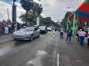 Con una caravana de vehículos del fabricante Tesla comenzó el espectáculo cultural de la dominicanidad.