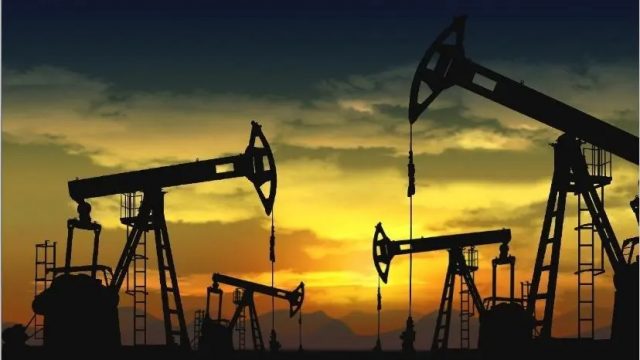 El petróleo de Texas cae un 7 % y se sitúa en 105,96 dólares el barril