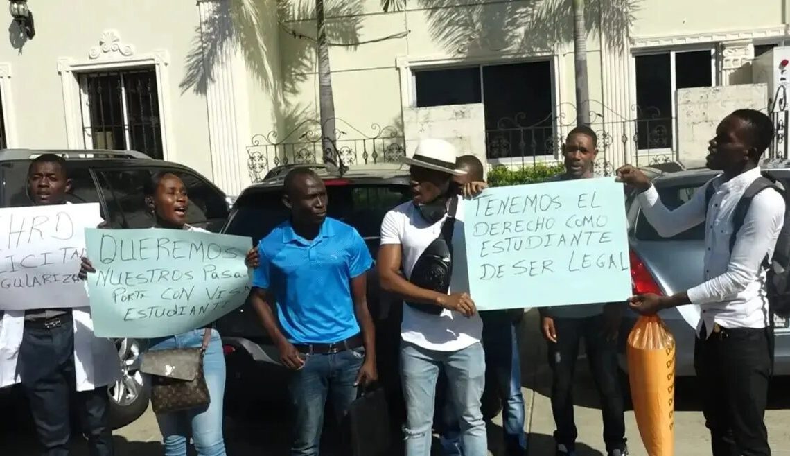 Estudiantes haitianos piden a RD devolución de pasaportes retenidos
