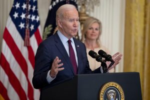 Biden firma una ley para evitar que se silencie el acoso sexual en empresas