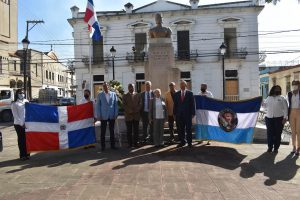 Directivos y colaboradores del Instituto Duartiano, en la ofrenda floral en la escultura de María Trinidad Sánchez.