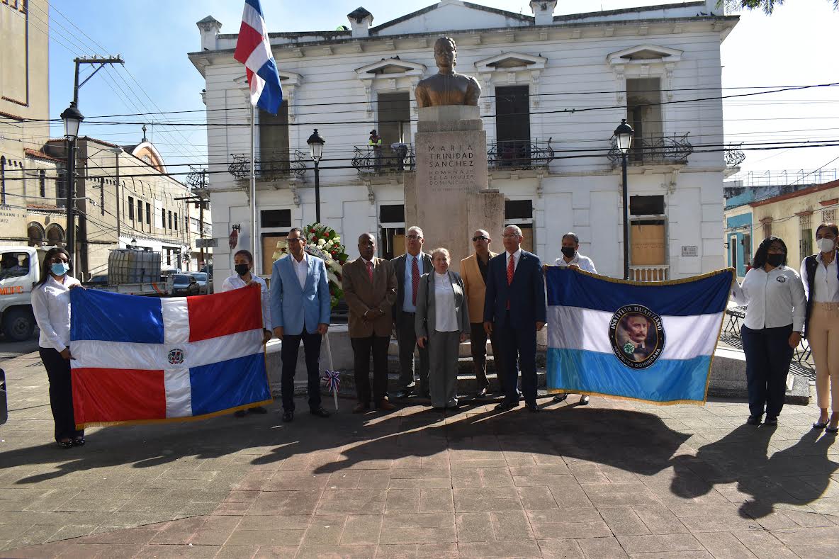 Directivos y colaboradores del Instituto Duartiano, en la ofrenda floral en la escultura de María Trinidad Sánchez.