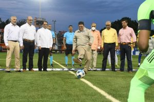 El Ministro de Deportes y Recreación, Francisco Camacho, realiza el saque de honor donde dejó formalmente inaugurado el 8vo torneo de la Liga Dominicana de Fútbol en Santiago.