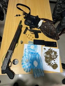 Policía de Boca Chica apresa cuatro hombres con drogas y armas ilegales
