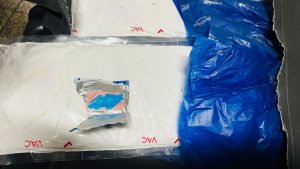 Las láminas del polvo que se presume es cocaína fueron enviadas al Instituto Nacional de Ciencias Forenses (INACIF) para los fines correspondientes.