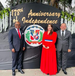 El ministro de Turismo de Jamaica, Edmund Barlett acompaña en la línea de recibo a la embajadora dominicana en Jamaica, Angie Martínez y al Embajador Edward Pérez, Representante Permanente ante la Autoridad Internacional de los Fondos Marinos