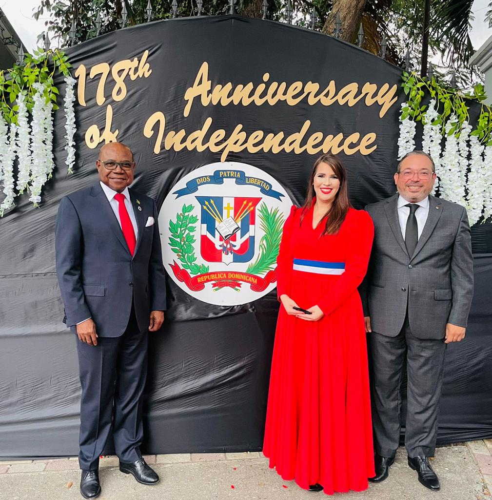 El ministro de Turismo de Jamaica, Edmund Barlett acompaña en la línea de recibo a la embajadora dominicana en Jamaica, Angie Martínez y al Embajador Edward Pérez, Representante Permanente ante la Autoridad Internacional de los Fondos Marinos