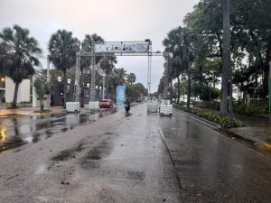 En el lugar se pudo apreciar la instalación de un cerco metálico que impide la circulación de vehículos desde la avenida Máximo Gómez con George Washington hasta el Puente Flotante en la Francisco Alberto Caamaño