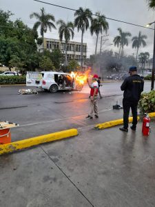 Se incendia minibús en plena marcha en Santiago