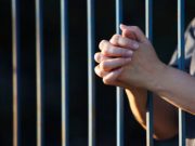 Prisión para mujer acusada de violar a sus hijos menores de edad