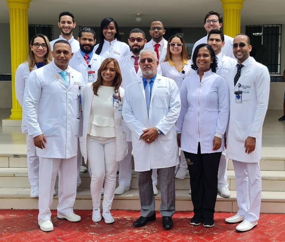 El Dr. Severo Mercedes (centro) junto a equipo de cirujanos plásticos del RENACIP