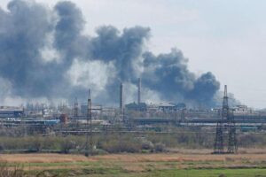 Rusos siguen bombardeando planta metalúrgica Mariúpol según asesor alcalde