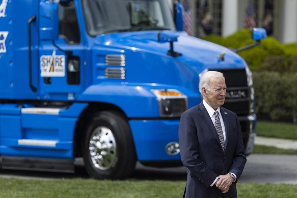 Biden anima a más mujeres y latinos a convertirse en camioneros