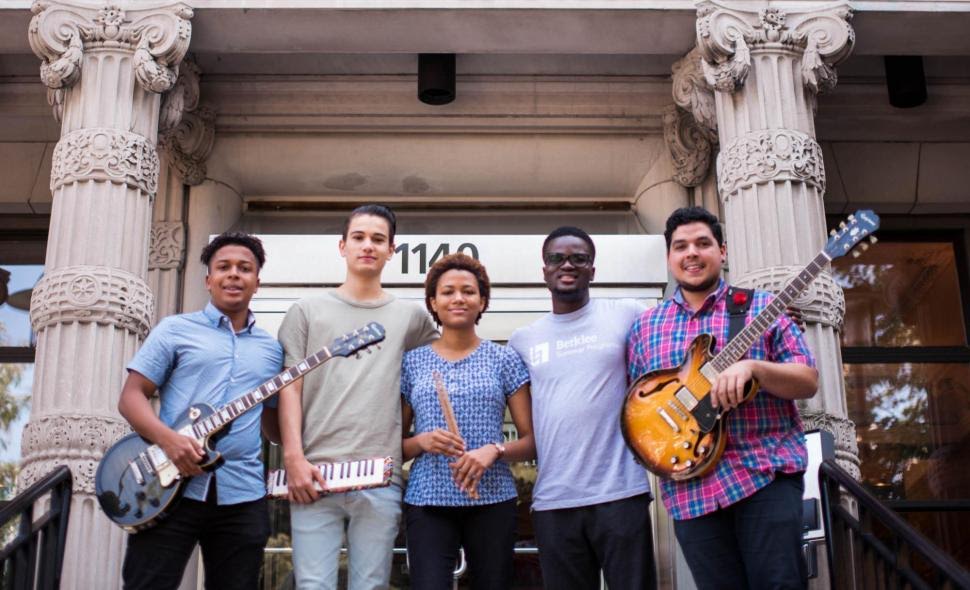 la Fundación AES Dominicana ha destacado el valor de 35 jóvenes músicos, otorgándoles becas para completar su formación técnica en los estudios de verano que ofrece Berklee College of Music.