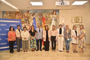 Esta premiación estuvo encabezada por la primera dama Raquel Arbaje, presidenta del Gabinete de la Niñez y la Adolescencia; el director nacional de World Vision, Juan Carlo Ramírez, además de Berenice Méndez y Tamara Navarro, representantes del Grupo Ramos, patrocinador del galardón.