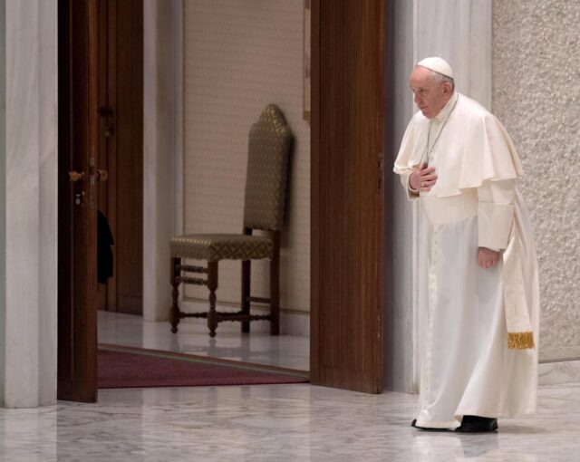 El papa implora la paz en un Vía Crucis marcado por Ucrania