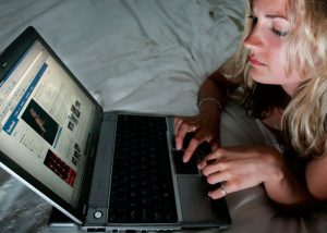 Mujer de 18 años seducía hombres en Facebook y sus amigos los asaltaban