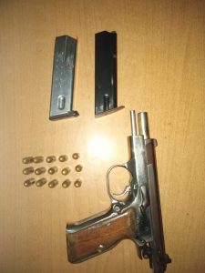 Apresan en Bahoruco hombre que era buscado por herir de bala a otro