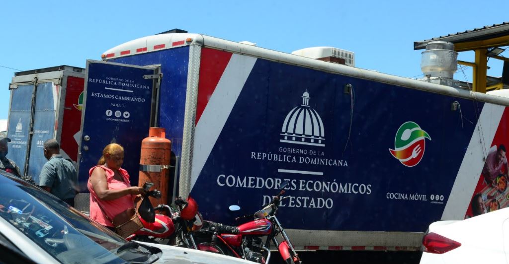 Comedores Economicos entrega raciones de alimentos cocidos en las rutas de guaguas. Foto: Jhonny Rotestán