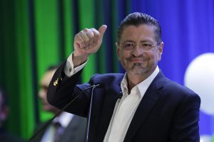 Quién es Rodrigo Chaves, el polémico economista electo presidente de Costa Rica