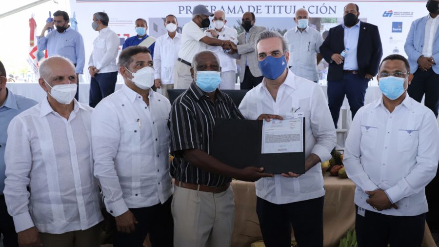 Las zonas beneficiadas con la entrega de certificados son: Los Almacigos, Cuesta Arena, Quija Quieta, La Joya, La Canela, Sabana Grande de Batey, Los Jiménez