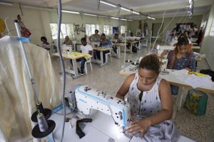 Jóvenes dominicanos de escasos recursos confeccionan su futuro en la moda