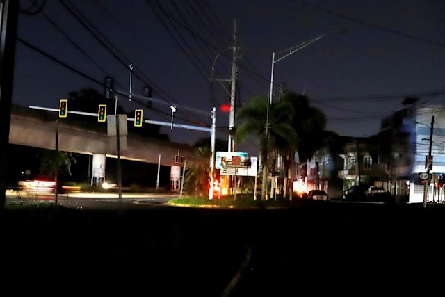 La mitad de Puerto Rico sigue sin luz dos días después de apagón general