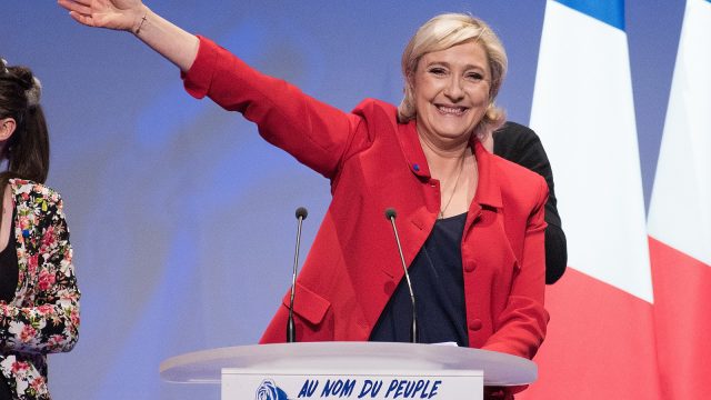 Le Pen a corta distancia de Macron en candidatura presidencial francesa