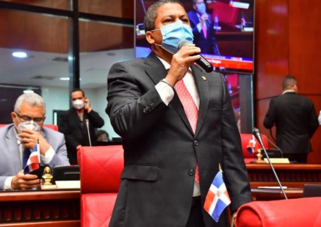 Senador del PRM dice oposición da espalda al pueblo al no apoyar proyecto tasa cero