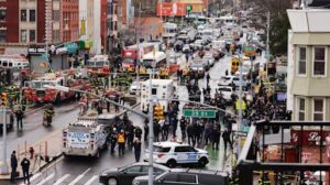 Nueva York busca a hombre que disparó en el metro y dejó diez heridos de bala