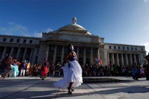 Feministas protestan contra proyecto que restringe el aborto en Puerto Rico
