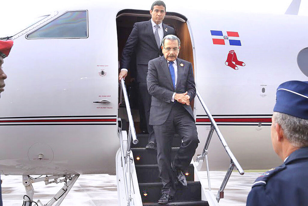 Danilo Medina durante sus dos mandatos (2012-2020) viajó al menos 78 veces, mientras que el actual presidente, Luis Abinader, durante un año y 238 días de gobierno ha viajado alrededor de 9 veces.