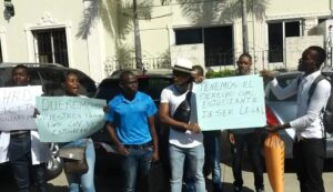 Estudiantes haitianos reclaman agilizar visado
