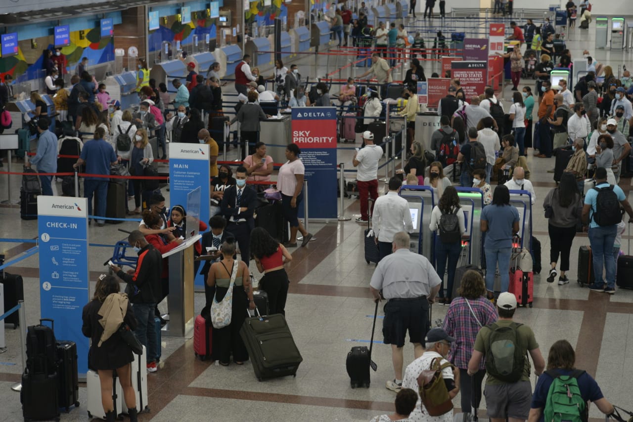 Mujer se desnuda en el Aeropuerto Las Américas