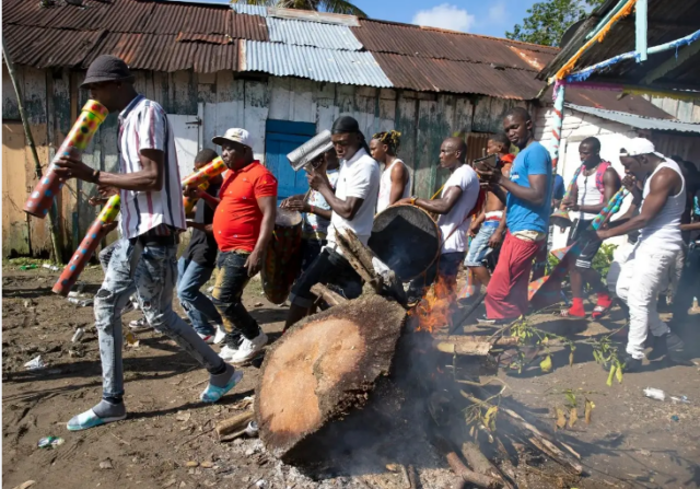 Devotos del gagá salen en República Dominicana en medio de polémica