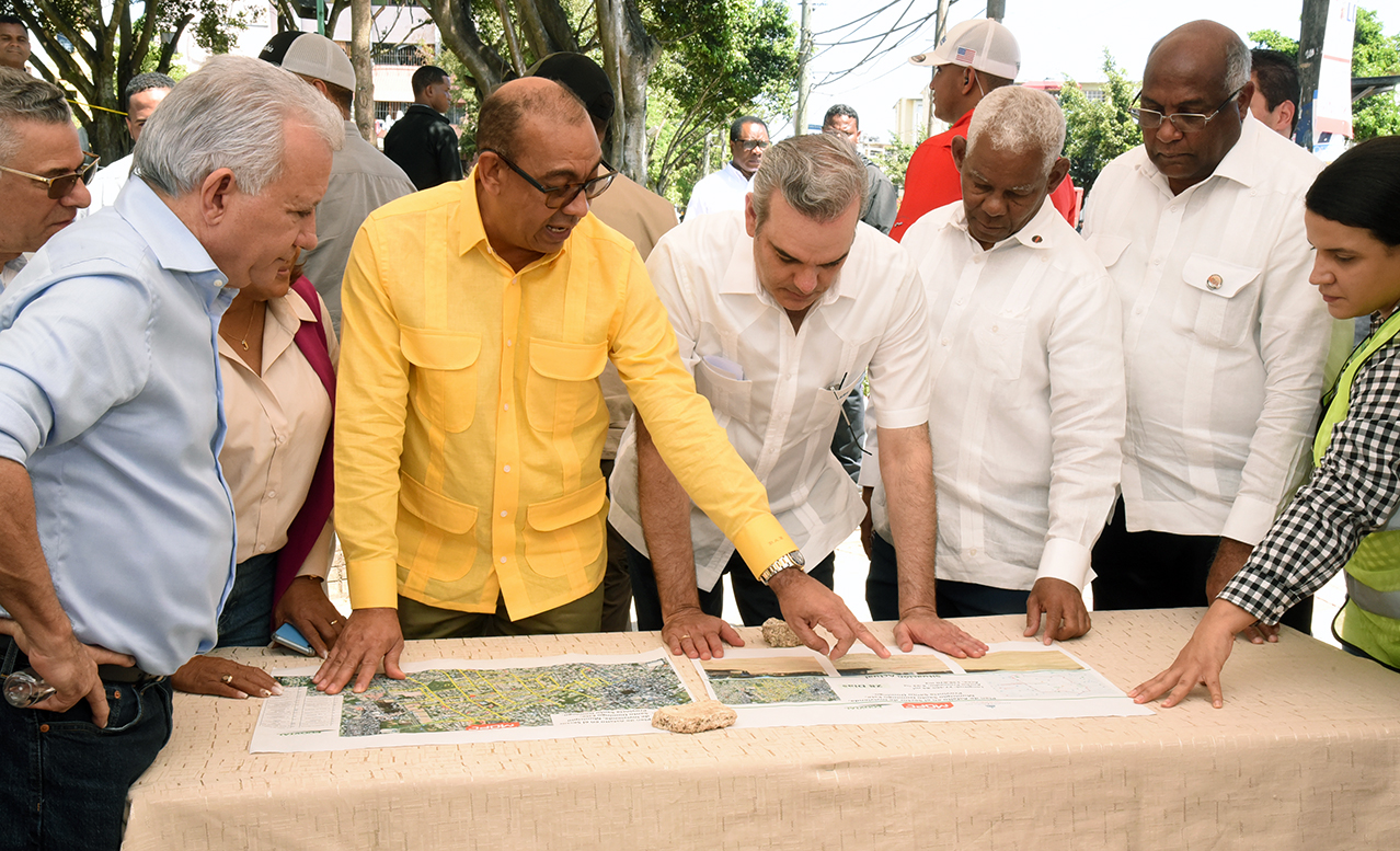 Abinader encabeza acto plan de asfaltado en Invivienda