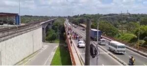 Los choferes eran recibidos por otros conductores que les esperaban frente al 